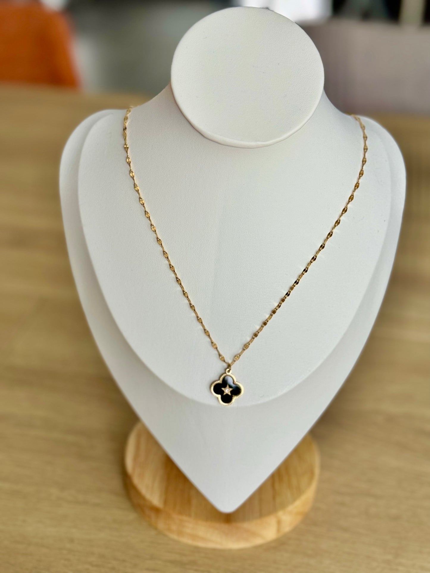 Collier tréfle noir LAURA
