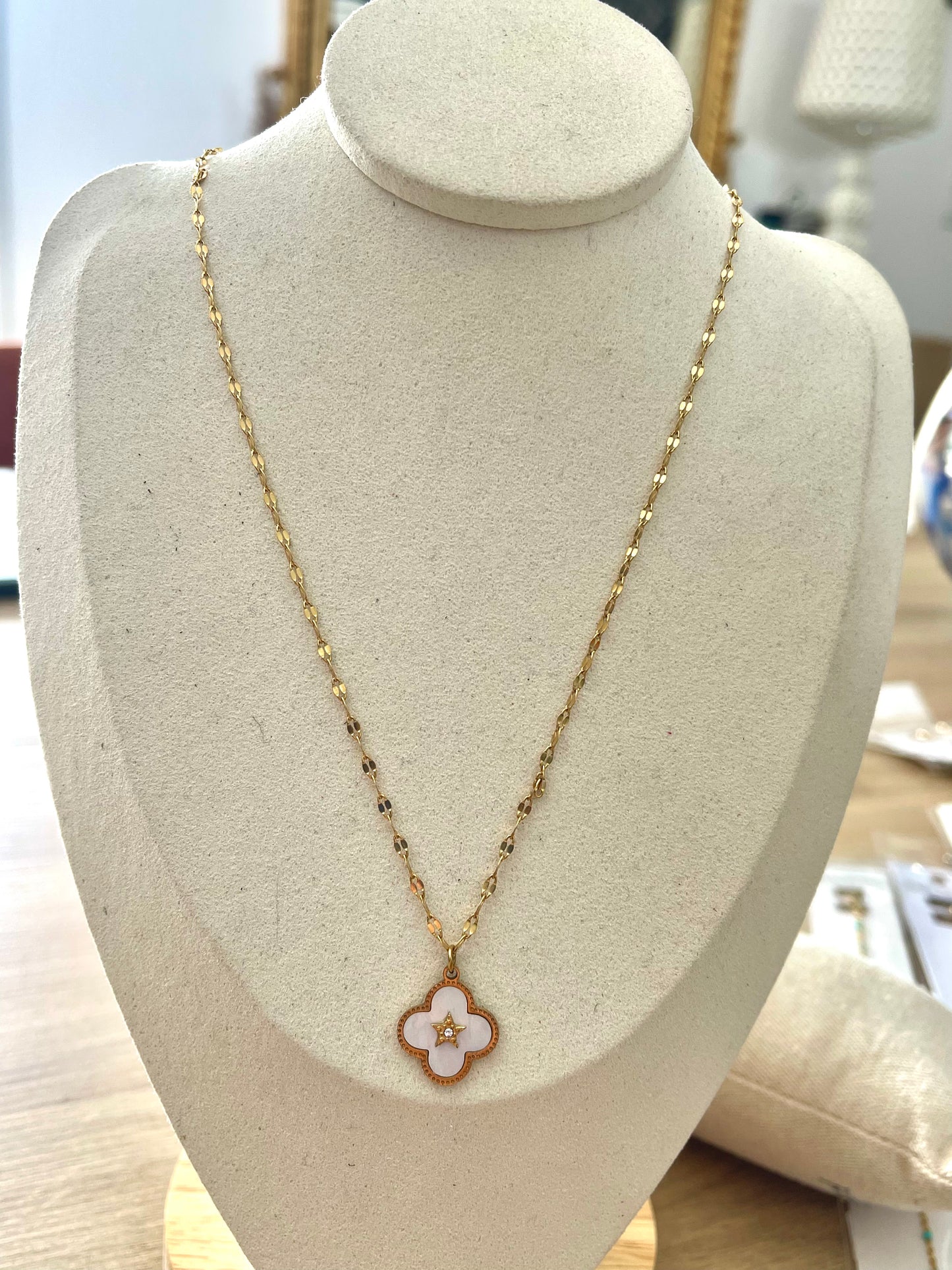 Collier trèfle blanc LAURA